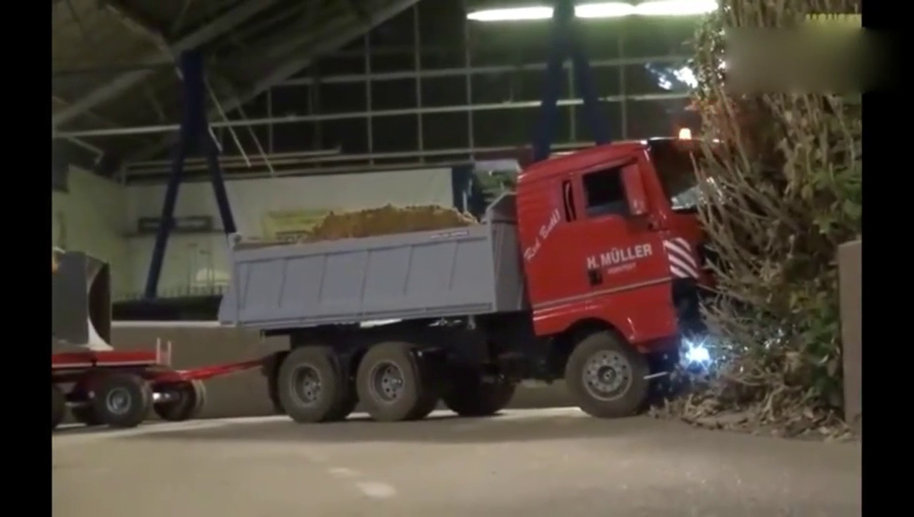 这个卡车刚装满就撞墙，醉了