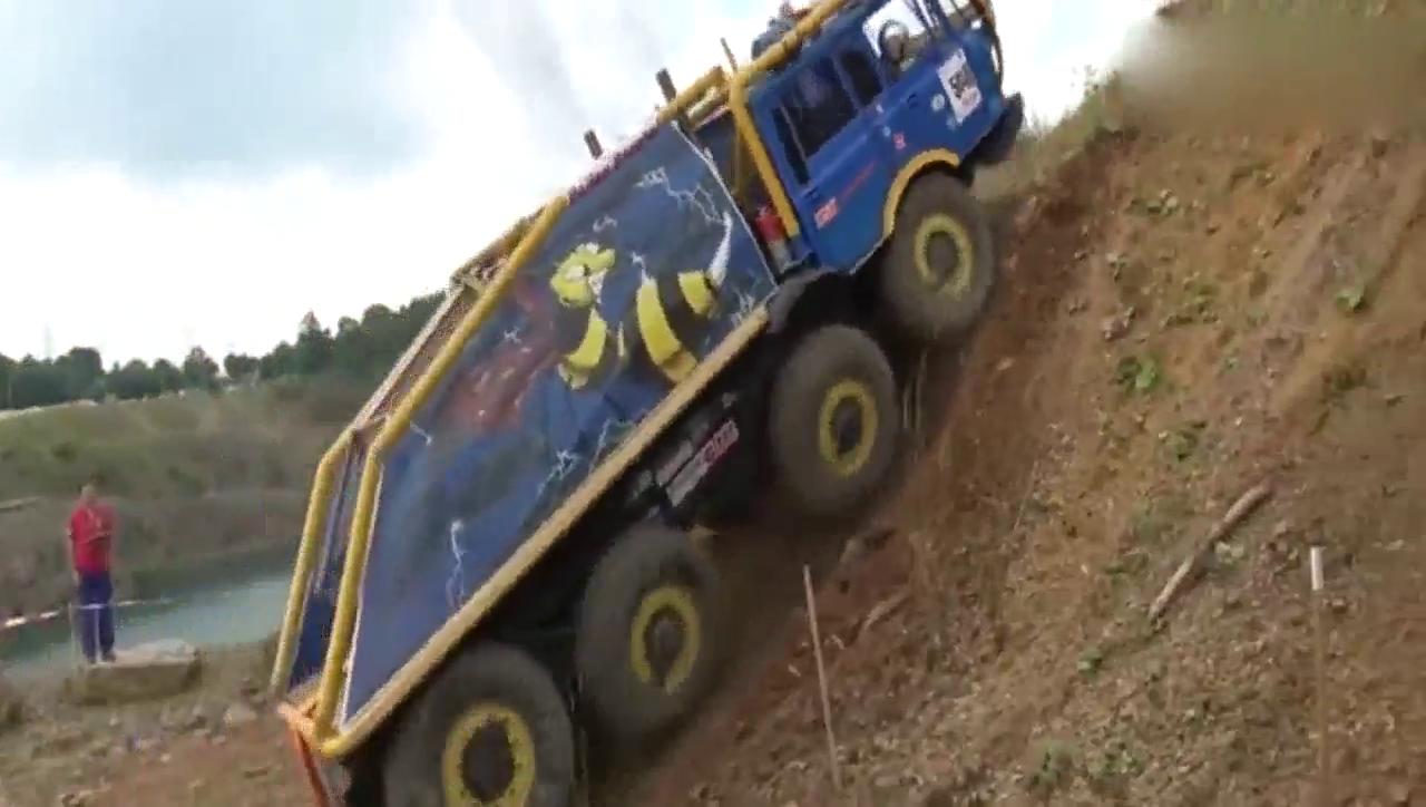 8×8泰脱拉全地形卡车壕沟越野，土地爬坡跟玩似的！