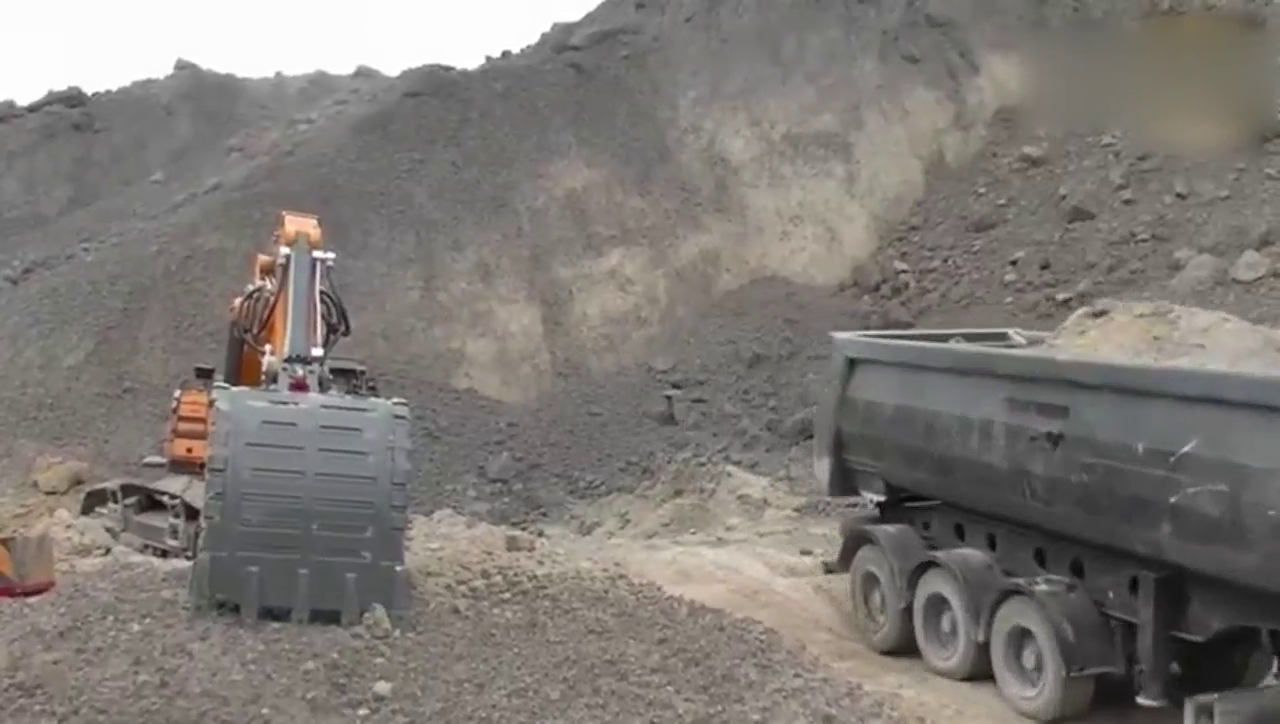 满载沙子的卡车，轮胎打滑后才是霸气的开始！