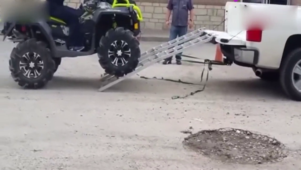 国外小伙驾驶沙滩摩托车上皮卡车，这技术我真心服了！