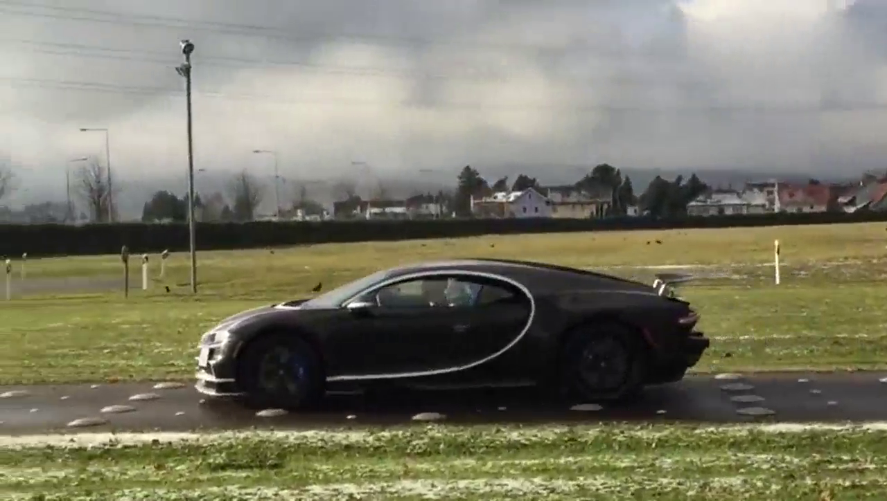 超级跑车布加迪过减速带，感觉司机都担惊受怕的！