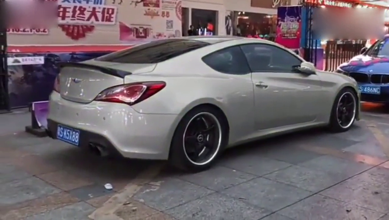 会变色的跑车，路人纷纷驻足观看！网友：这是啥技能？