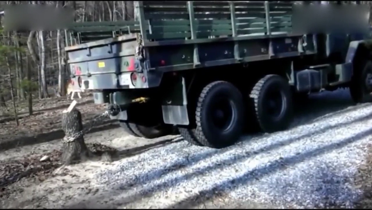 牛人用军用卡车拔树根，一脚油门下去我真服了！