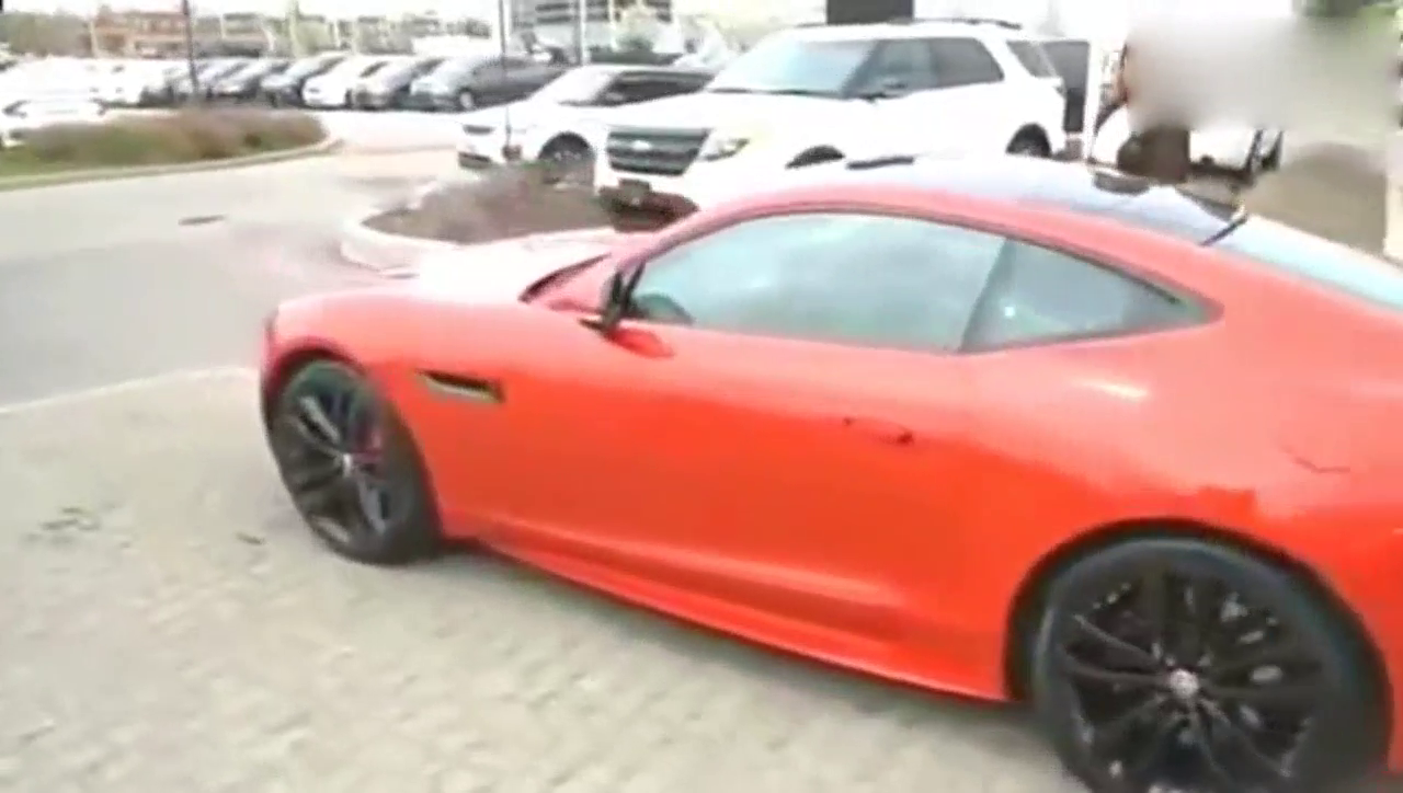 女司机开着捷豹去，换成兰博基尼跑车回来，原来是真土豪啊