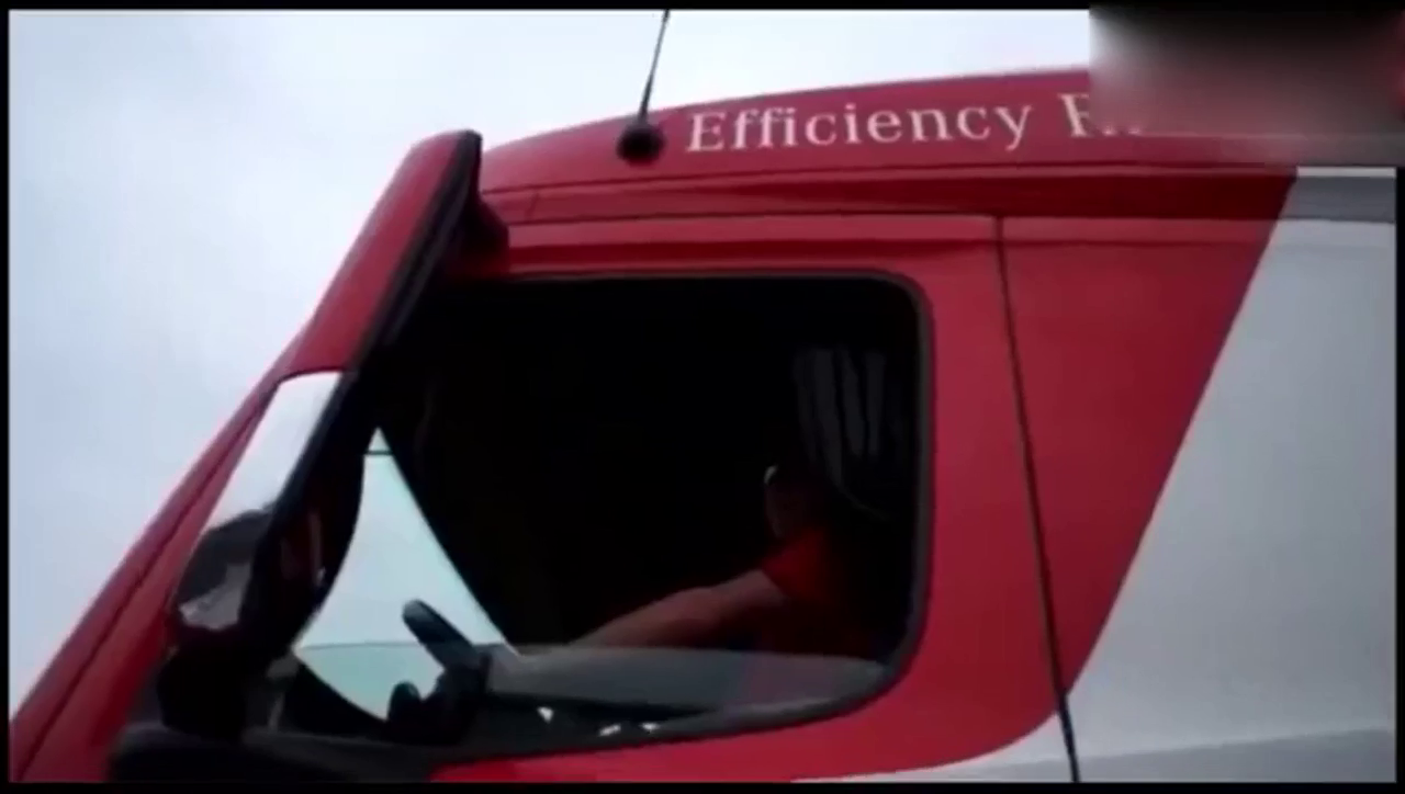 奔驰大卡车都是这样加油的