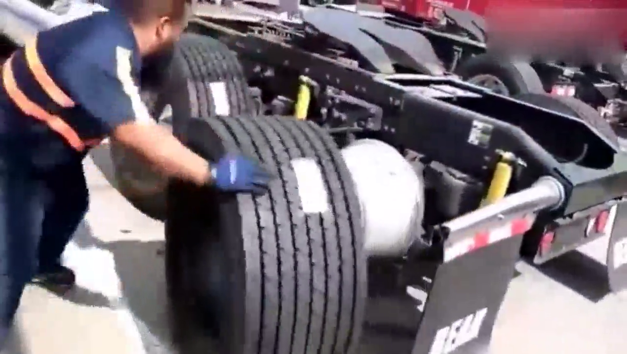 重型卡车轮胎这么大，一般师傅还真装不上去