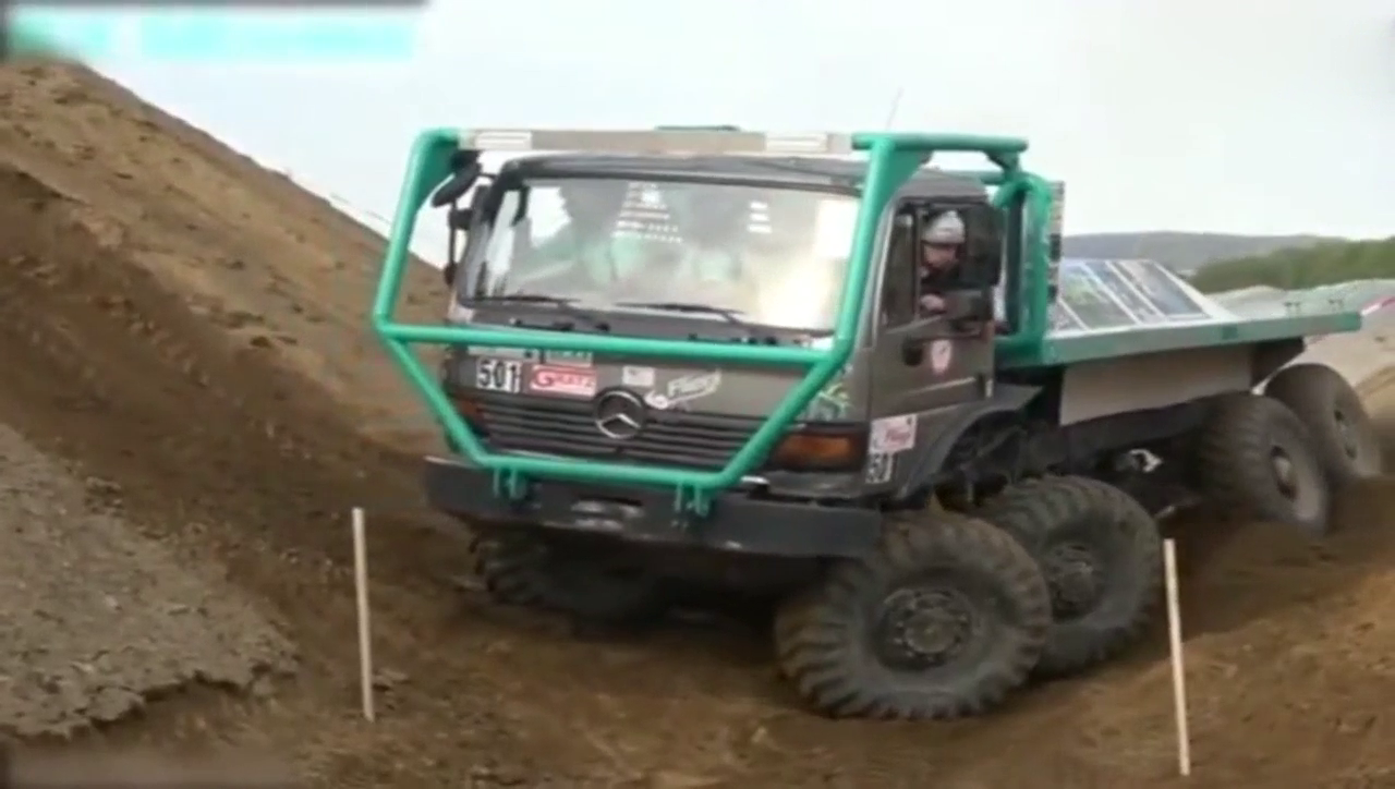 奔驰8×8全地形卡车壕沟越野，轮胎看着都快变形了！