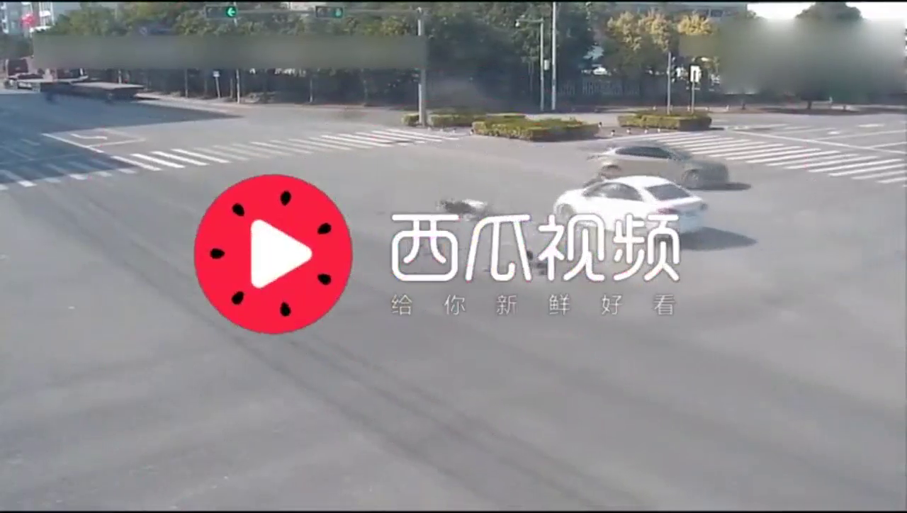 超载电动车任性闯红灯，没想到被轿车一锅端