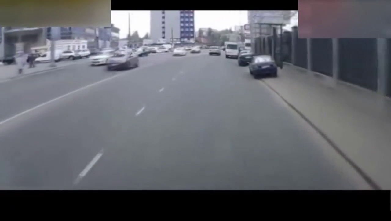 跑车一闪而过，前面立马解体