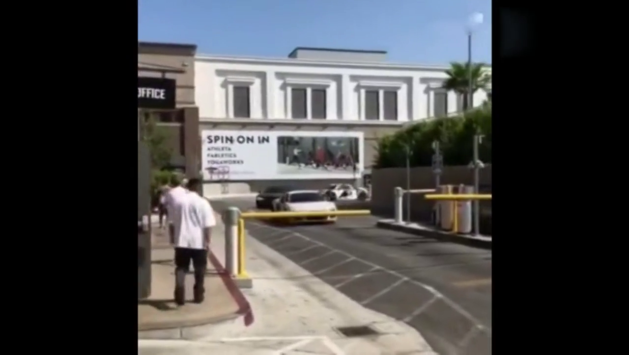 跑车逃费，收费人员都傻眼了