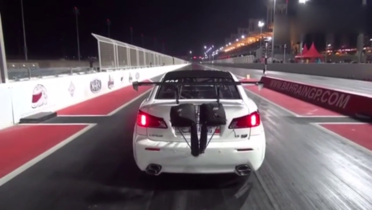 跑车启动加速太快！下压力不够，竟凌空飞了起来