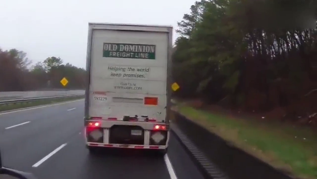 卡车碰撞，驾驶失败