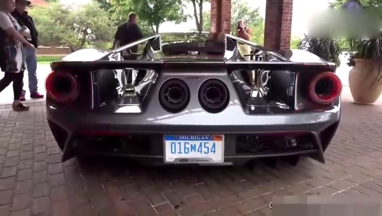 大街上看到一辆福特GT跑车， 我决定不买兰博基尼了