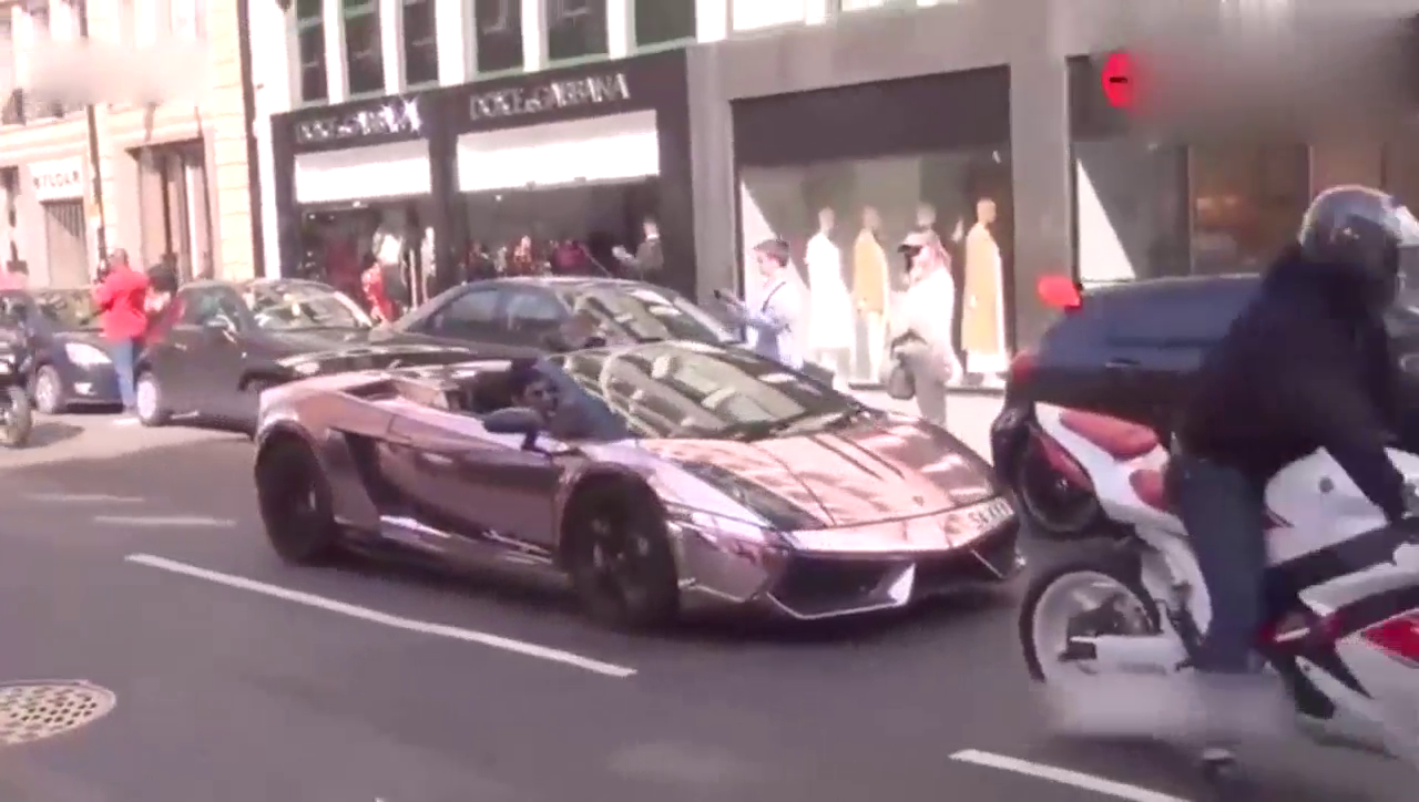 一群机车党对着兰博基尼狂轰油门，跑车司机没声音