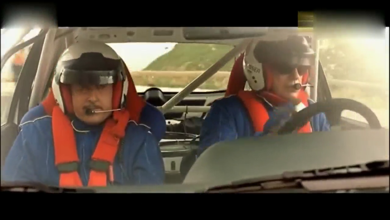 出租车误入赛车道，司机吐槽赛车开的太慢