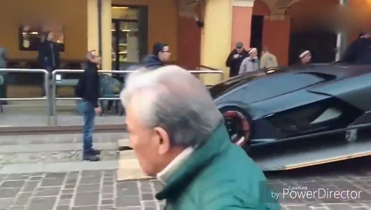 土豪五千万定制的超级跑车刚到货，卸车的那一刻，车主紧张了！