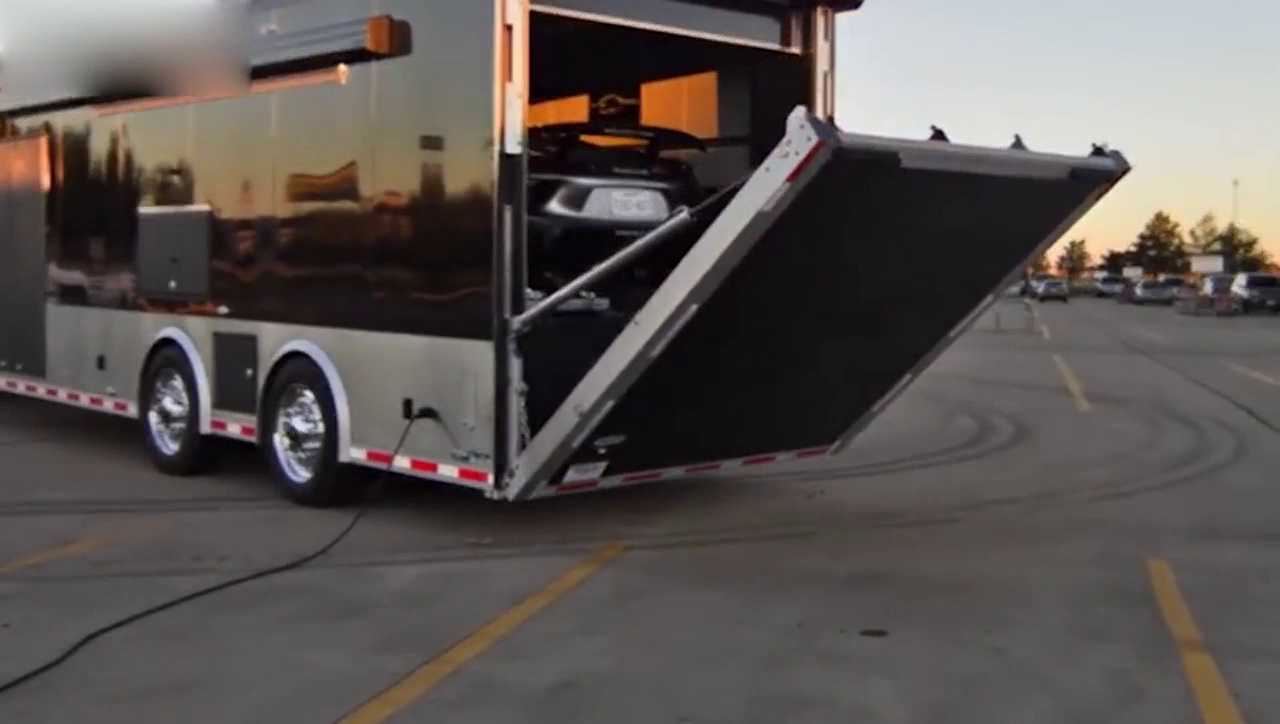 运输车厢打开的那一刻，感受一下啥才叫超级跑车！