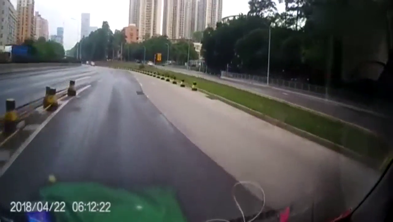 一辆跑车突然蹿出，这是撞在路边的柱子上了吧