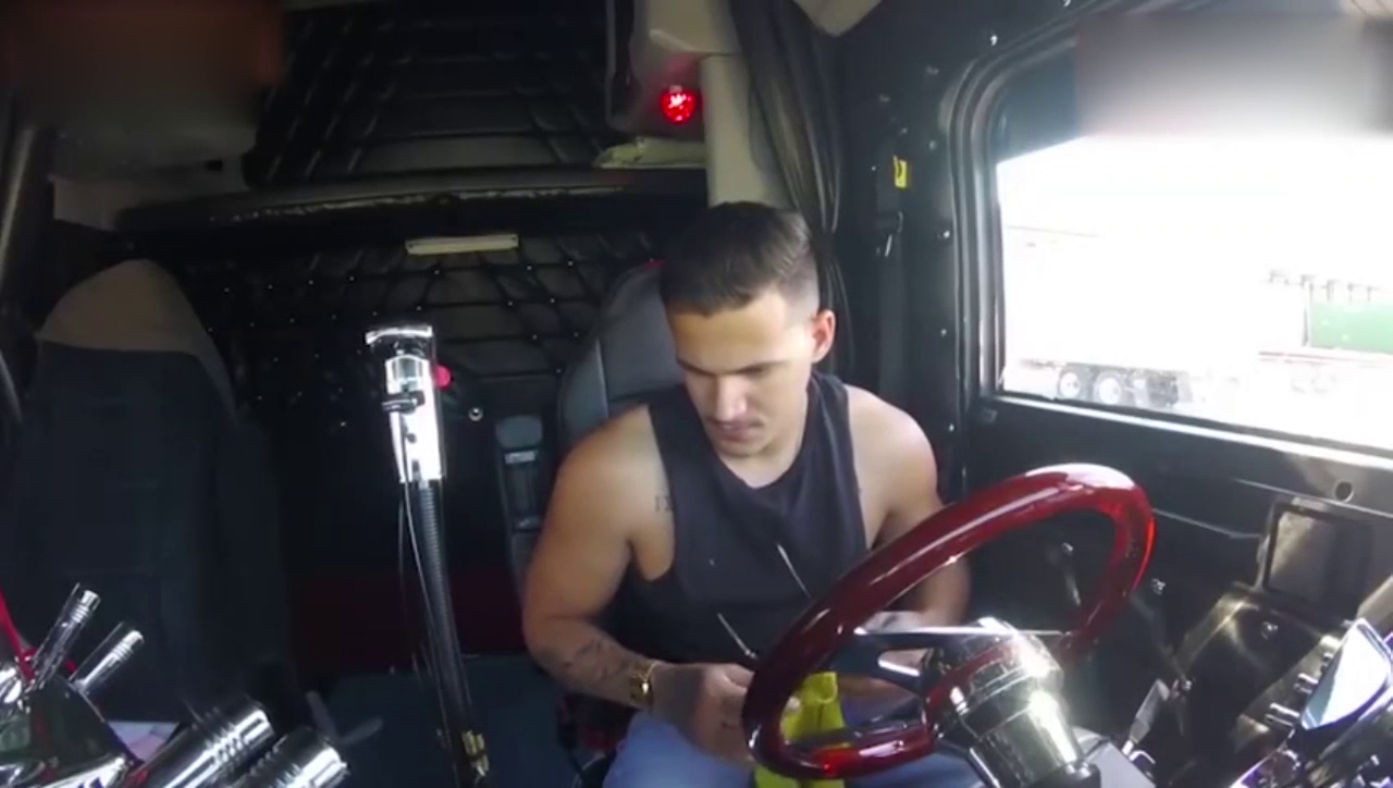 一脚油就要10块钱的豪华卡车，原谅我不能理解这个档掰的设计！