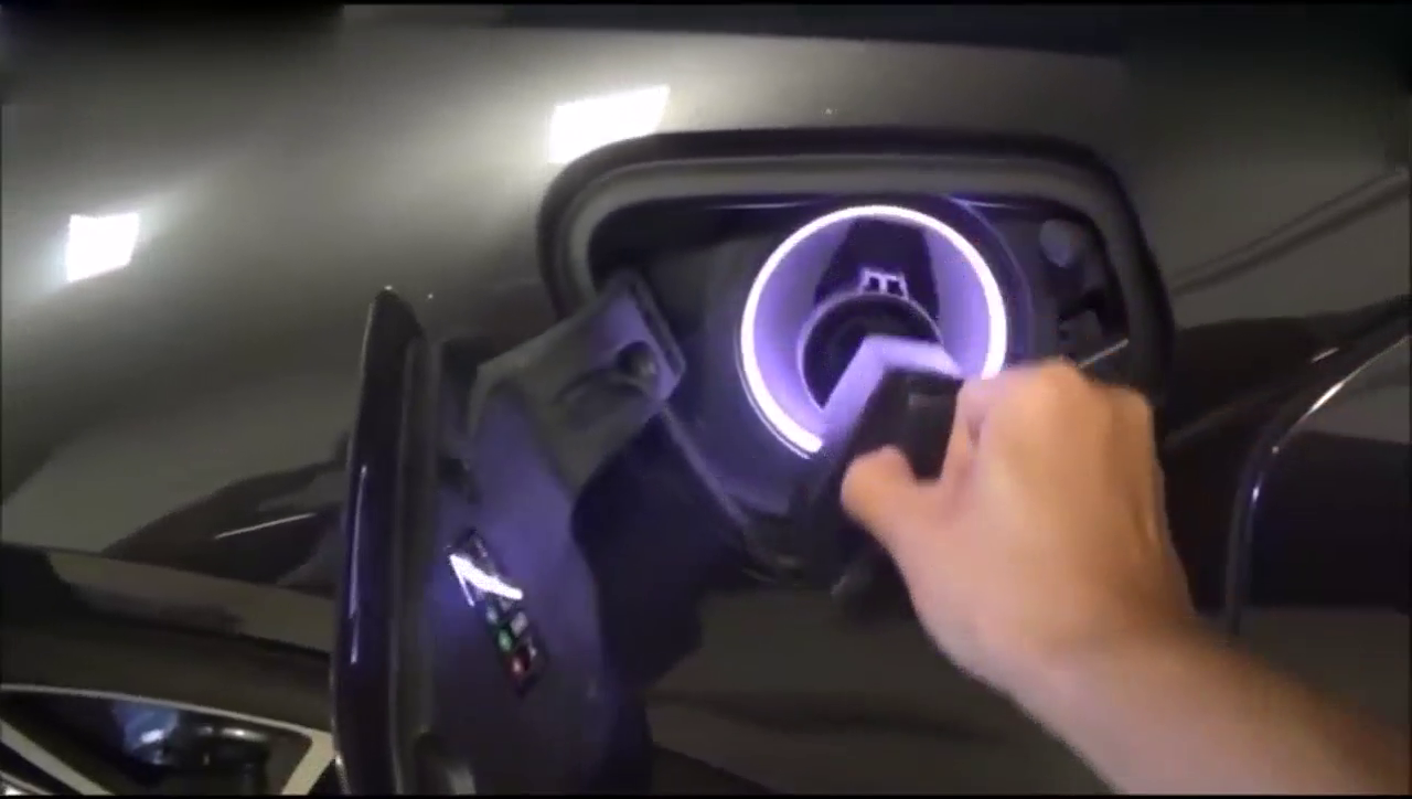 一辆放置了两年没开的宝马跑车，打开油箱盖以后车主蒙圈了