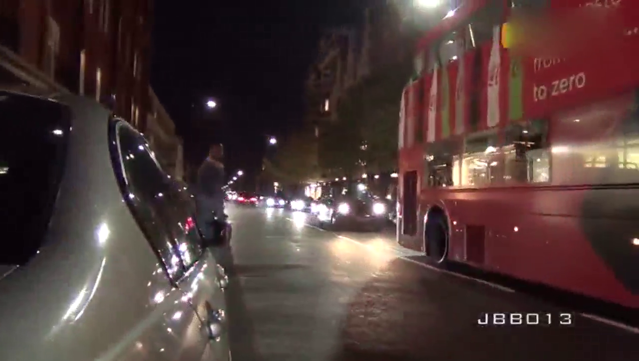 一群跑车在市区轰油炸街，来了一辆雅马哈R1立马变老实了 ！