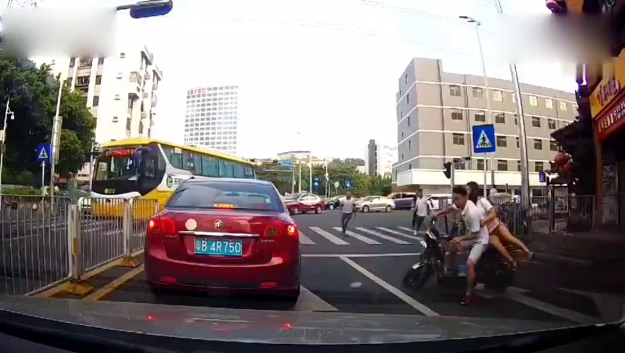 一开始不知道电动车为什么这样做，看到冲过来的三个人才明白