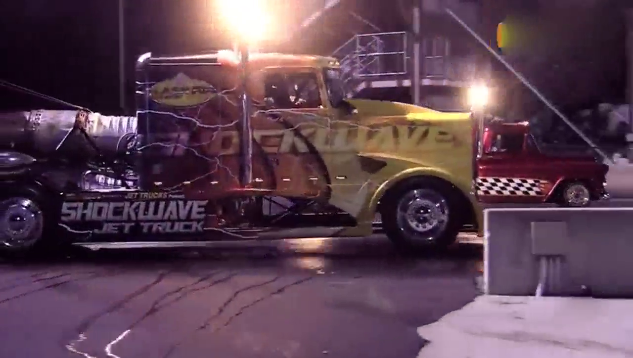 当卡车装上六万匹马力的战斗机引擎后，连法拉利也没他快