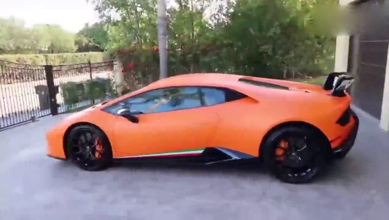 当3岁女儿坐进兰博基尼跑车，接下来的一幕爸爸懵了