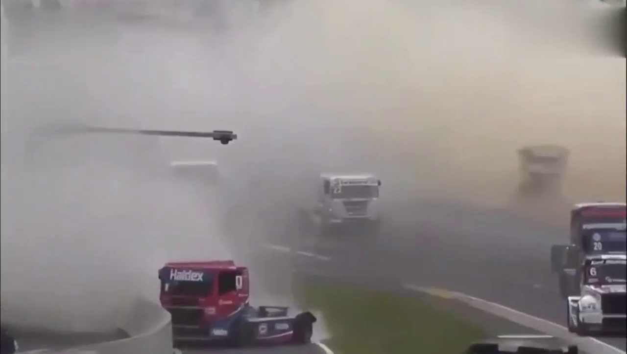 当斯太尔遇上了跑车！你看哪个漂移更厉害呢？