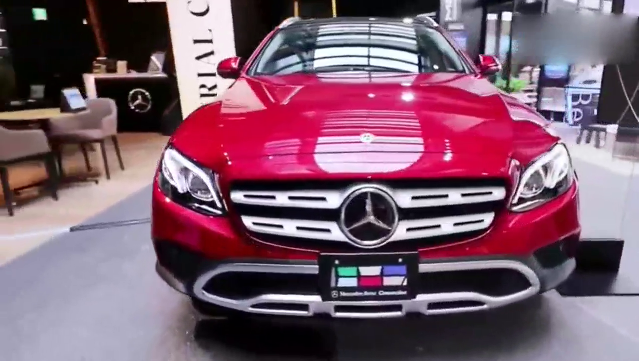 新款的奔驰E220D旅行车商务居家两不误，标配全时四驱系统很棒