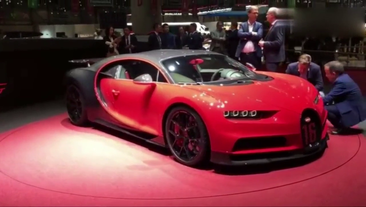 新款布加迪车展，这亮丽的颜色一下子夺人眼球！相当帅气