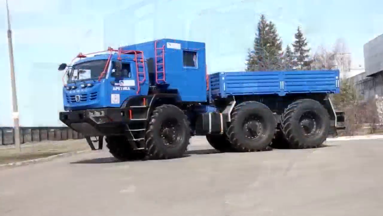 俄罗斯卡玛斯重型越野卡车，车身高大外观霸气