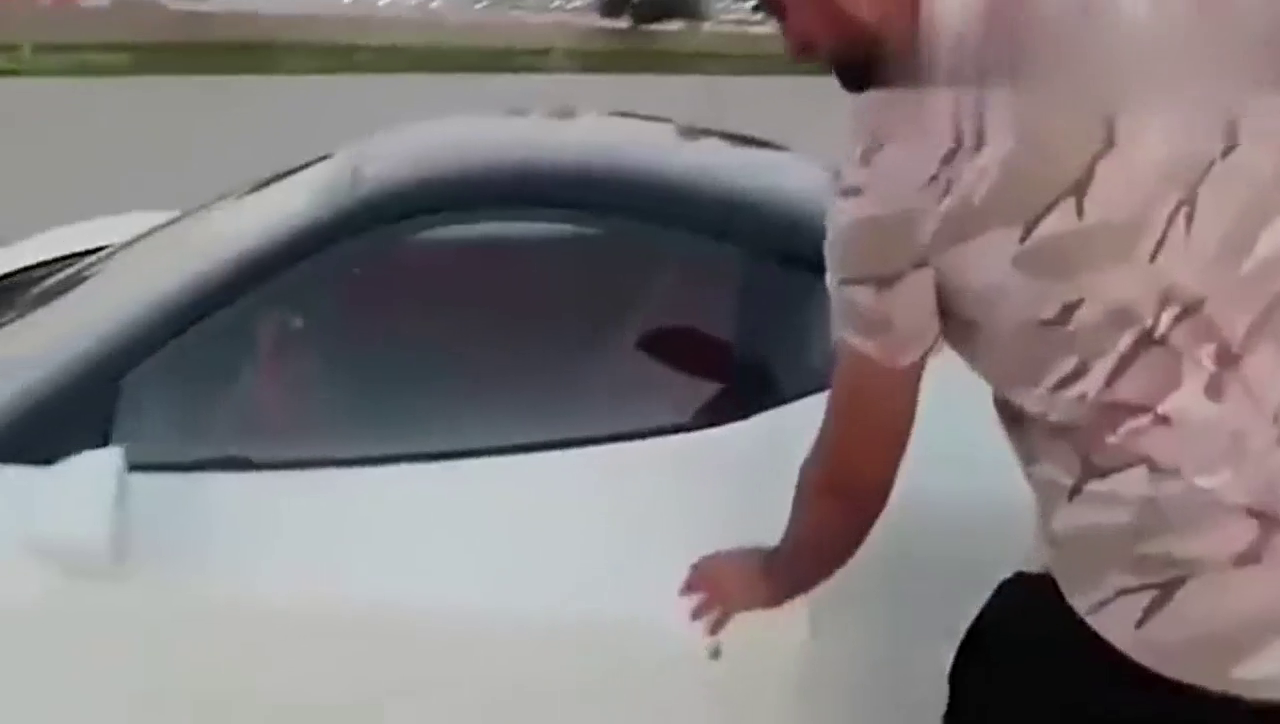 你肯定猜不到法拉利的跑车的备胎放在哪吧