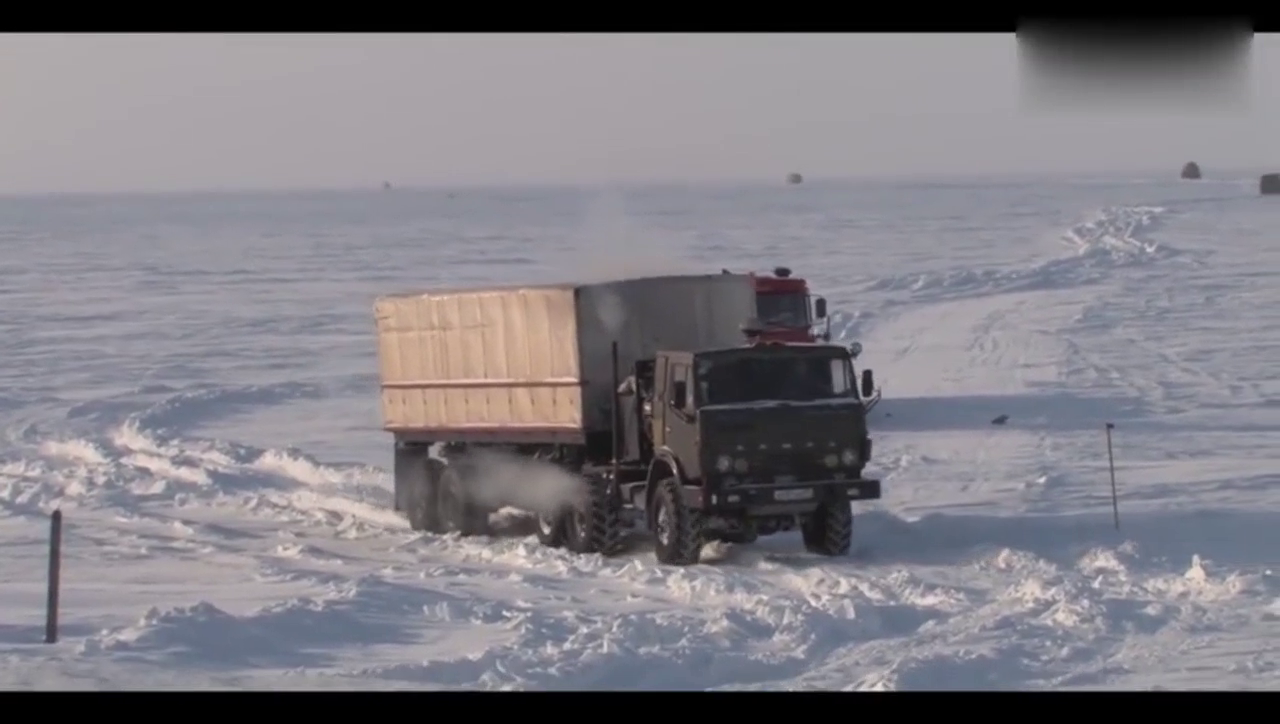 俄罗斯西伯利亚苍凉雪原上的卡车，牵引车必须配全轮驱动