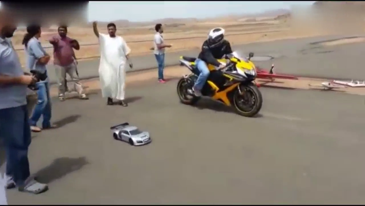 玩具跑车的速度有多快，三十万的重机摩托车瞬间被秒杀