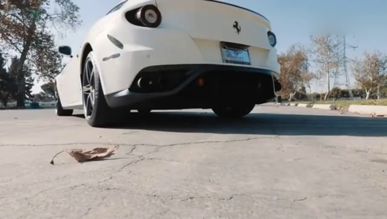 原来法拉利有这么实用的4座旅行车,按下后排按钮才是霸气的开始