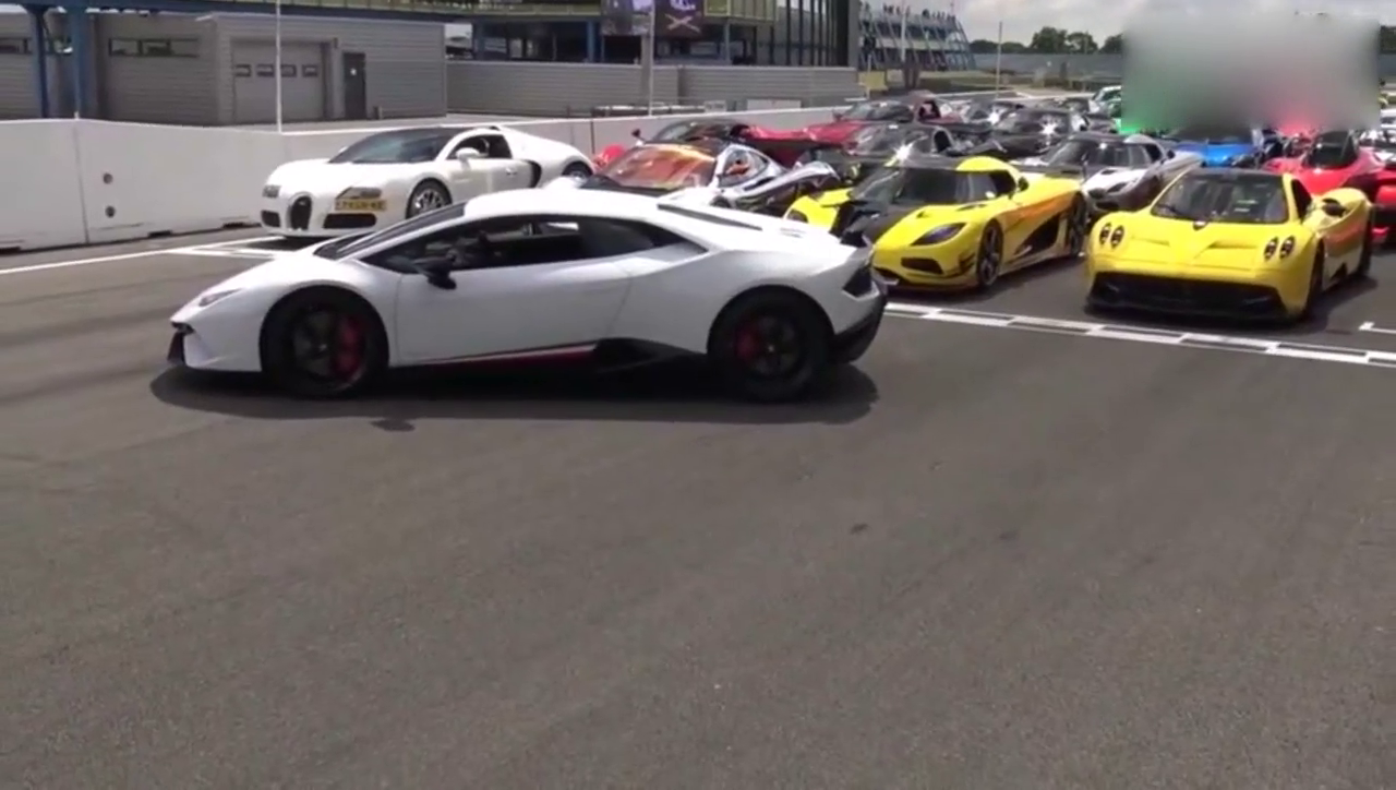 琳琅满目的跑车价格不菲，落在荷兰路上