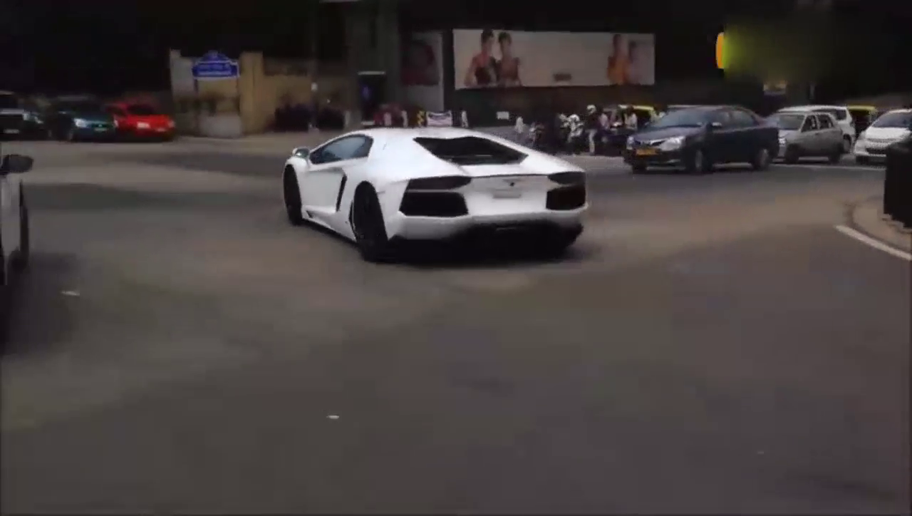 街头遇到几辆跑车，一言不合就飙车_1