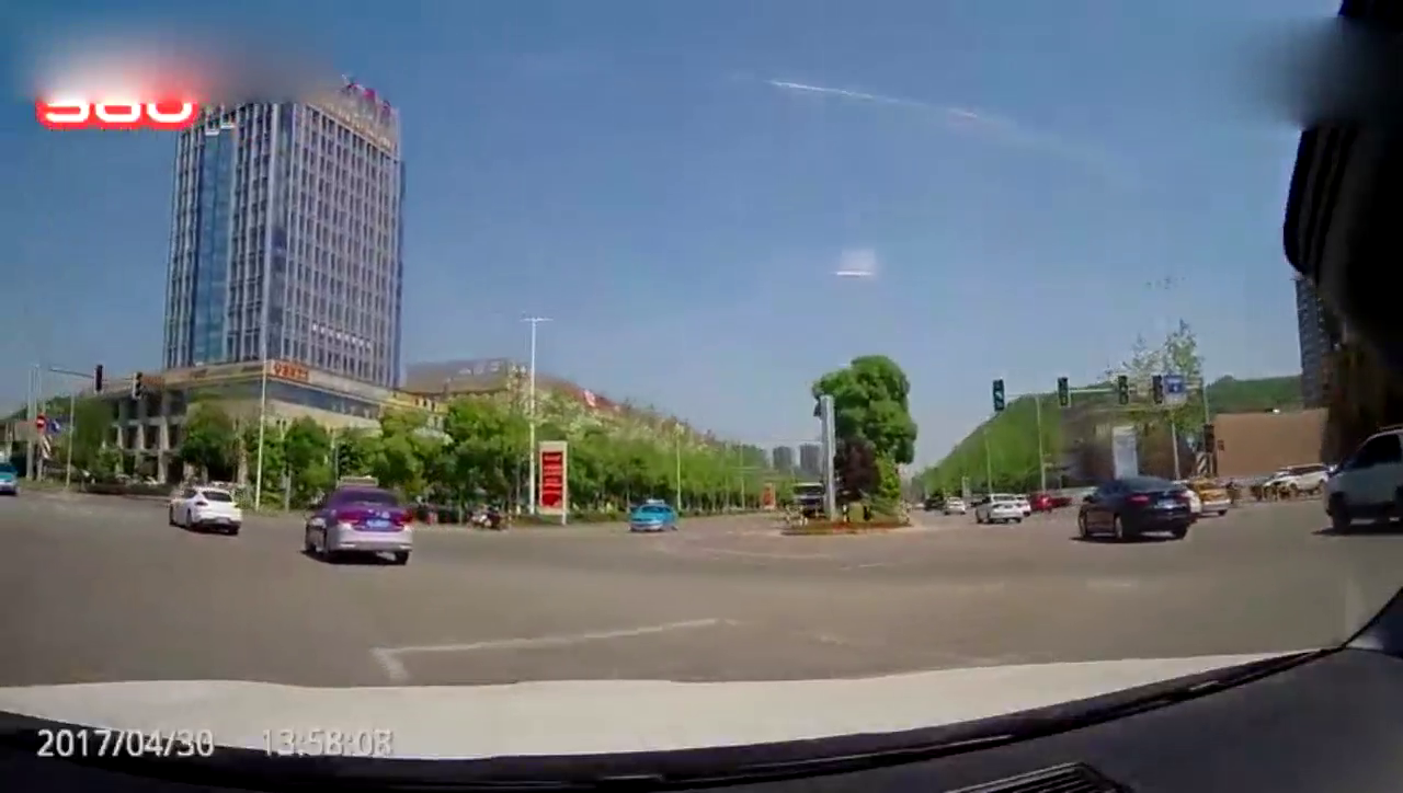 行车记录仪：白车这开车也不看后视镜，可怜的出租车选择撞路沿