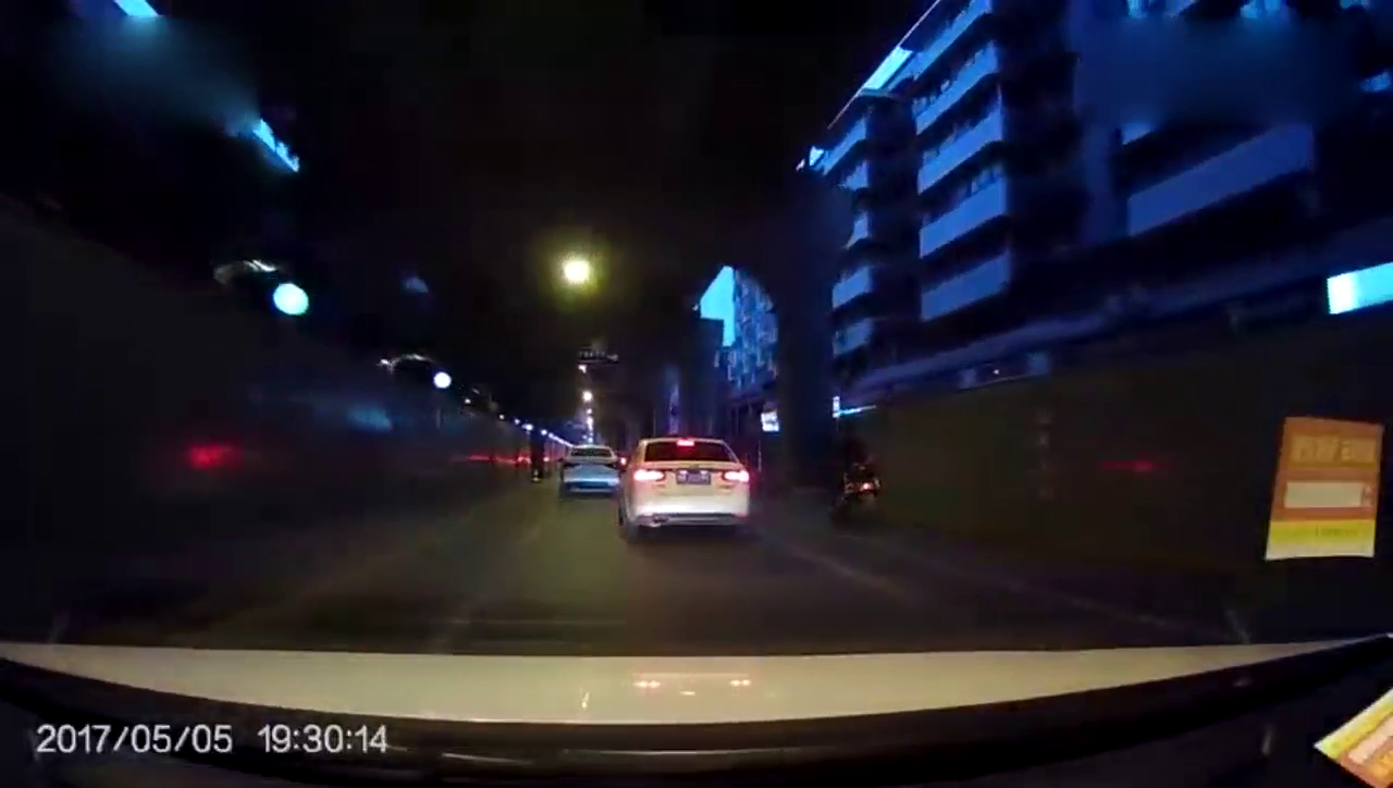 行车记录仪：还好视频车开的慢，哥们以后骑电动车悠着点