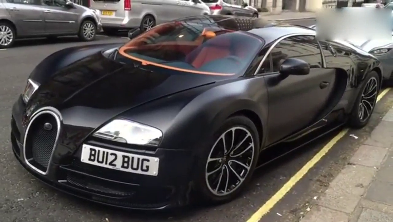 街头出现一辆3000万布加迪跑车,引得路人上来围观!