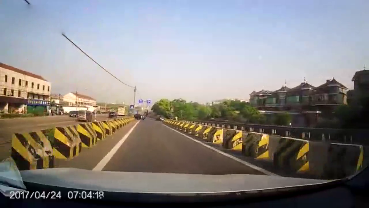 行车记录仪：视频车过路口不知道减速，这电动车骑车也是任性