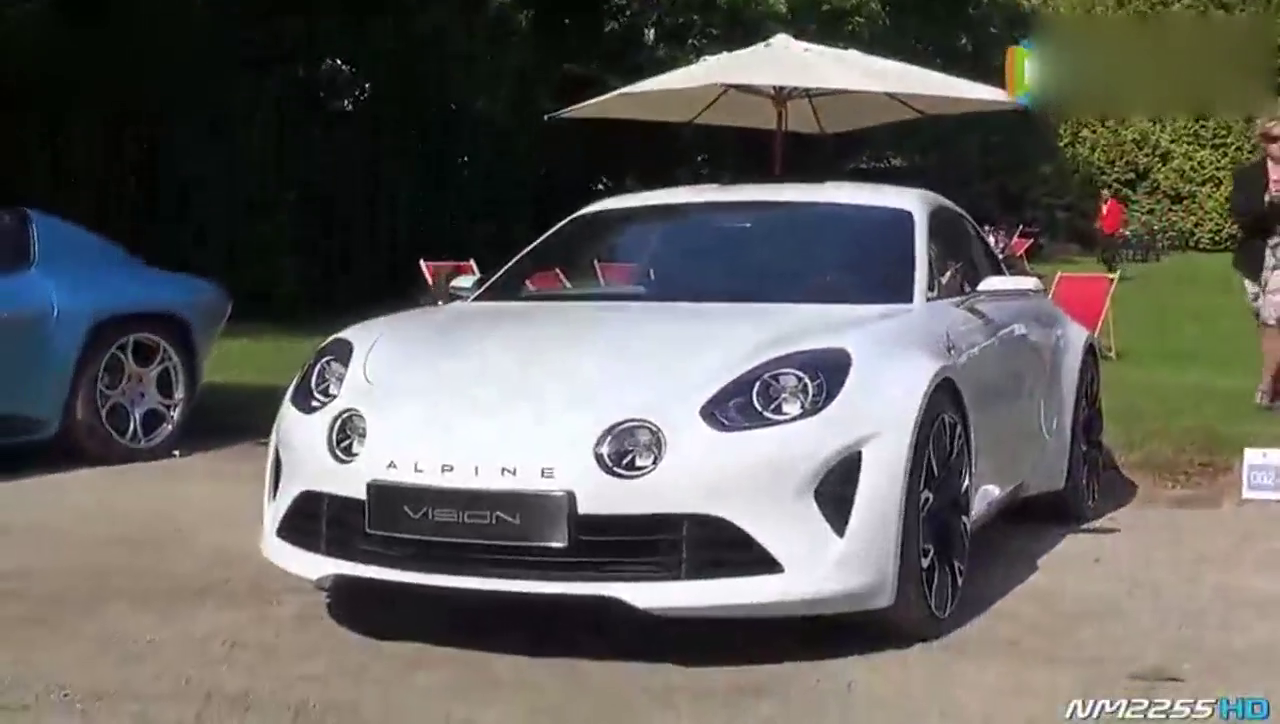 街头一辆超酷的白色跑车