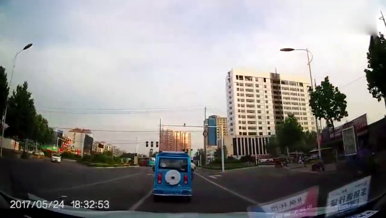 行车记录仪：这么宽的道路，电动车骑着就是任性