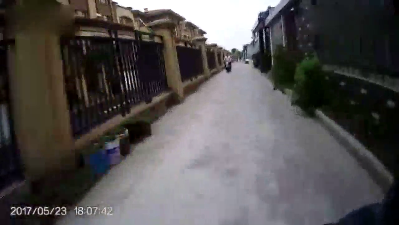 行车记录仪：少年有一颗急速的心，却开了个电动车