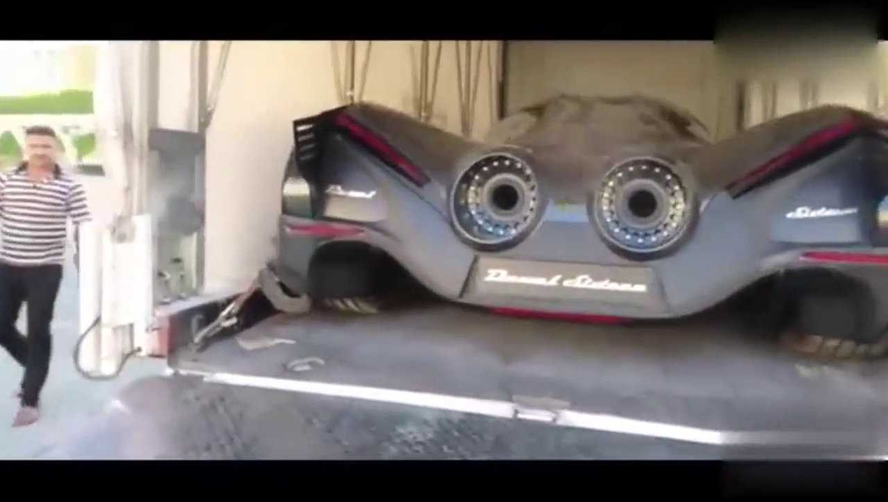 外国土豪订购的5000匹马力的跑车，这个排气管看着太霸气了！