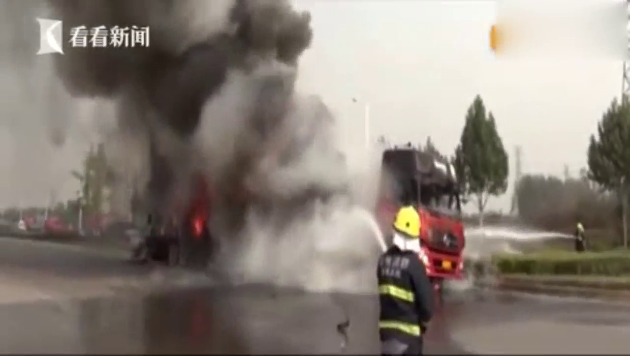 实拍：卡车被大火吞噬 一车空调烧个精光