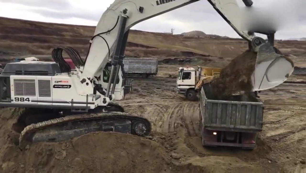 德国利勃海尔大型挖掘机，两铲装满卡车，只需一分多钟