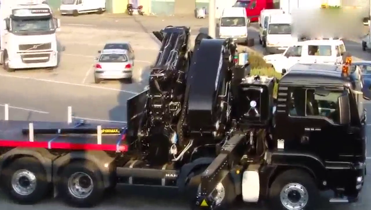 德国曼恩卡车底盘的随车吊，体积大自重大臂展长