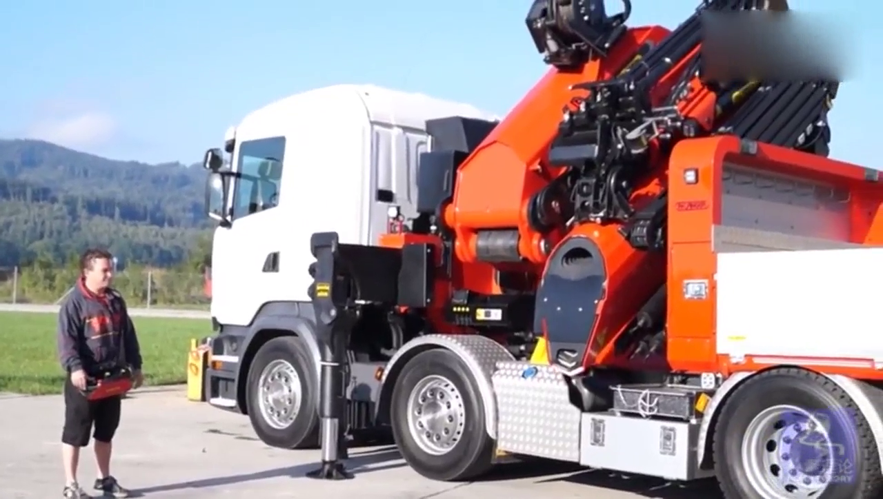 德国卡车配备大型随车吊, 曲臂布满油缸缓慢展开